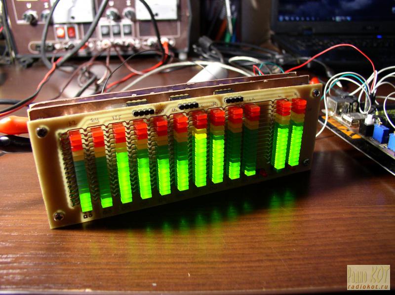 Индикатор уровня усилителя. Спектроанализатор на lm3915. Звуковой анализатор спектра на lm3915. Спектроанализатор звука на lm3915. Анализатор спектра звука стрелочный.